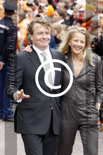 Wemeldinge/Middelburg  30 april 2010
Koningin Beatrix Prins Willem Alexander Prinses Maxima Prins Friso Prinses mabel Wisse Smit Prins Constantijn Prinses laurentien Pieter v Vollenhoven Prinses Margriet Prins Bernhard jr en Prinses Annette Prins Pieter Christiaan Prinses Anita Prins Floris en Prinses Aimee vieren koninginnedag.
Peter Smulders bv