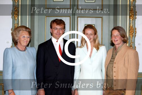 Den Haag 30 juni 2003

verloving mabel wisse smit en prins friso op huis ten bosch.
verder aanwezig koningin beatrix en de moeder van mabel


Peter Smulders bv