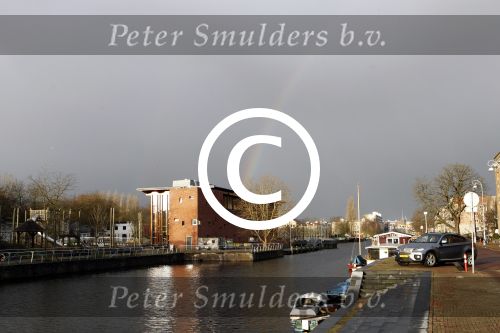 Amsterdam 13 januari 2012
Regenboog boven artis en bmw X6
Peter Smulders bv