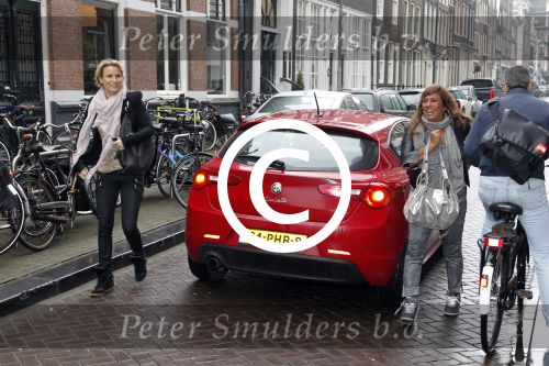 Amsterdam 26 januari 2012
Patty Brard Anouk Smulders en Sjimmy Bruijninckx op straat.
Peter Smulders bv