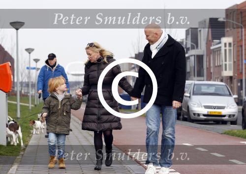 Almere 28 januari 2012
Suus Ruis met vriend en zoontje op straat.
Peter Smulders bv