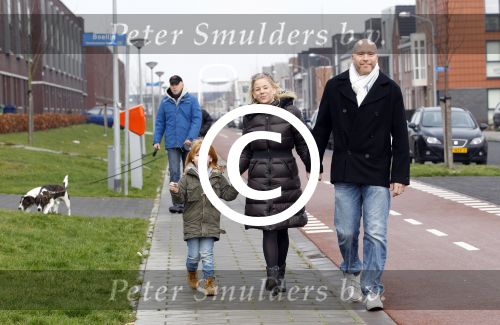 Almere 28 januari 2012
Suus Ruis met vriend en zoontje op straat.
Peter Smulders bv
