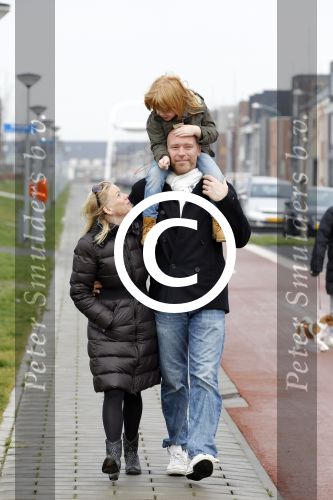 Almere 28 januari 2012
Suus Ruis met vriend en zoontje op straat.
Peter Smulders bv