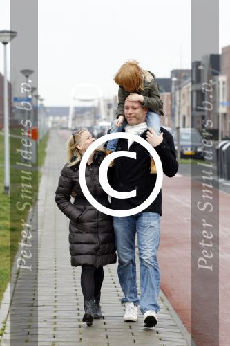 Almere 28 januari 2012
Suus Ruis met vriend en zoontje op straat.
Peter Smulders bv