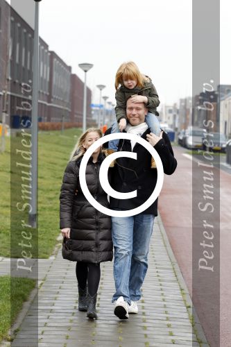 Almere 28 januari 2012
Suus Ruis met vriend en zoontje op straat.
Peter Smulders bv