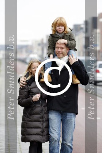Almere 28 januari 2012
Suus Ruis met vriend en zoontje op straat.
Peter Smulders bv