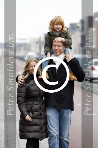 Almere 28 januari 2012
Suus Ruis met vriend en zoontje op straat.
Peter Smulders bv