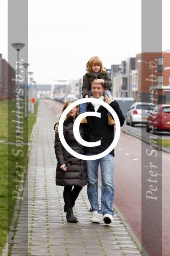 Almere 28 januari 2012
Suus Ruis met vriend en zoontje op straat.
Peter Smulders bv