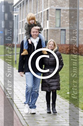 Almere 28 januari 2012
Suus Ruis met vriend en zoontje op straat.
Peter Smulders bv