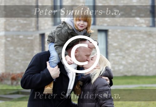 Almere 28 januari 2012
Suus Ruis met vriend en zoontje op straat.
Peter Smulders bv