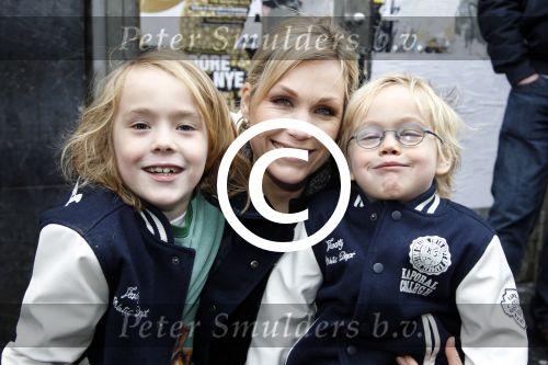 Amsterdam 21 januari 2012
Premiere de muppets in Tuschinski. Tanja Jess met Charly Luske en kinderen
Peter Smulders bv