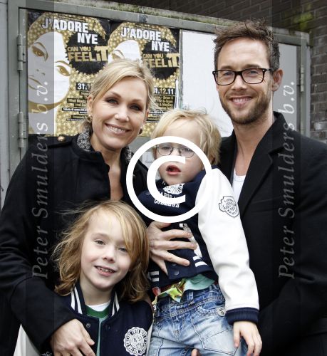 Amsterdam 21 januari 2012
Premiere de muppets in Tuschinski. Tanja Jess met Charly Luske en kinderen
Peter Smulders bv