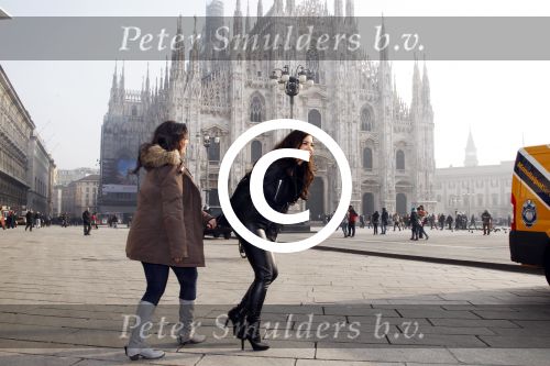 Milaan 18 januari 2012
Yolanthe Sneijder Cabau bij haar appartement en bij de kathedraal in Milaan samen met haar zus Rebecca.
Peter Smulders bv