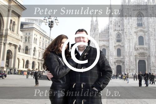 Milaan 18 januari 2012
Yolanthe Sneijder Cabau bij haar appartement en bij de kathedraal in Milaan samen met haar zus Rebecca. Edwin Bredius
Peter Smulders bv