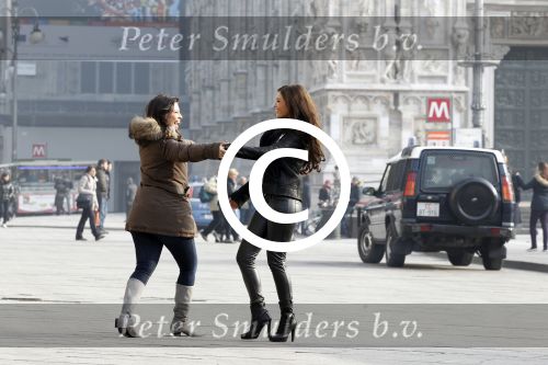 Milaan 18 januari 2012
Yolanthe Sneijder Cabau bij haar appartement en bij de kathedraal in Milaan samen met haar zus Rebecca.
Peter Smulders bv