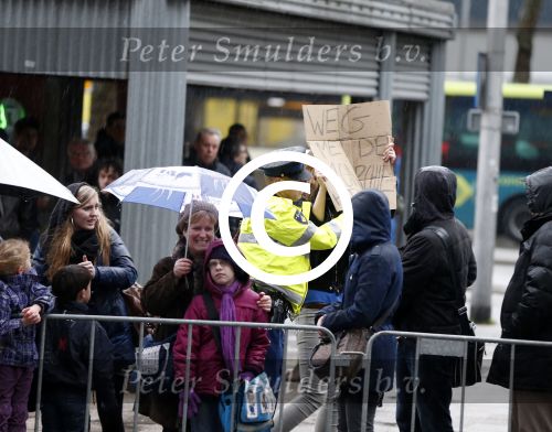 Utrecht 1 februari 2013
Koningin Beatrix viert haar 75e verjaardag in het beatrix theater in Utrecht. actievoerdster tegen monarchie wordt afgevoerd door de politie
Peter Smulders bv