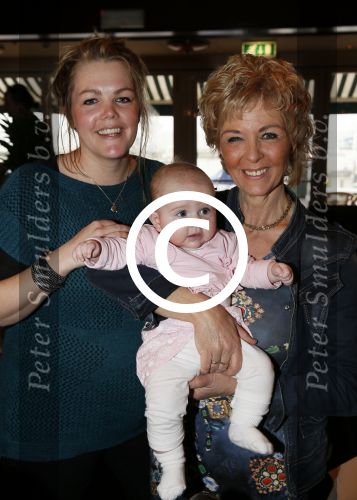 Volendam 14 februari 2013
Presentatie cd Jan Keizer en Annie Schilder bij old dutch. Annie met dochter Anja en kleinkind
Peter Smulders bv