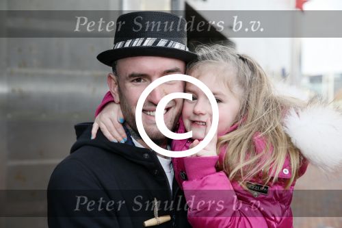Amsterdam 3 februari 2013
Premiere Ted en de Schat in pathe Arena. Ben Saunders met zijn nieuwe tatoo die over SORAYA (ex vriendin) is gezet en met zijn dochter
Peter Smulders bv