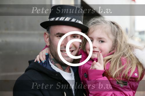 Amsterdam 3 februari 2013
Premiere Ted en de Schat in pathe Arena. Ben Saunders met zijn nieuwe tatoo die over SORAYA (ex vriendin) is gezet en met zijn dochter
Peter Smulders bv