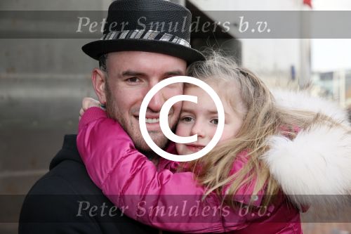 Amsterdam 3 februari 2013
Premiere Ted en de Schat in pathe Arena. Ben Saunders met zijn nieuwe tatoo die over SORAYA (ex vriendin) is gezet en met zijn dochter
Peter Smulders bv