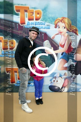 Amsterdam 3 februari 2013
Premiere Ted en de Schat in pathe Arena. Ben Saunders met zijn nieuwe tatoo die over SORAYA (ex vriendin) is gezet en met zijn dochter
Peter Smulders bv