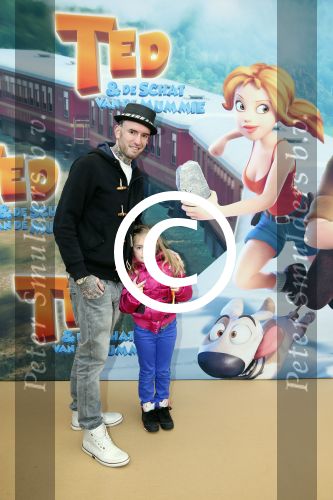 Amsterdam 3 februari 2013
Premiere Ted en de Schat in pathe Arena. Ben Saunders met zijn nieuwe tatoo die over SORAYA (ex vriendin) is gezet en met zijn dochter
Peter Smulders bv