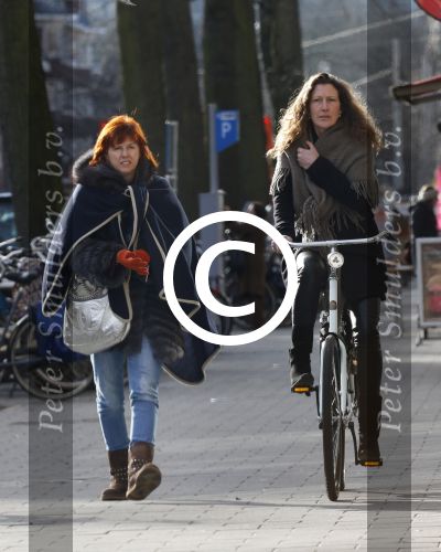 Amsterdam 8 februari 2013
Chazia Mourali met een vriendin op straat.
Peter Smulders bv