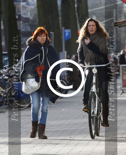 Amsterdam 8 februari 2013
Chazia Mourali met een vriendin op straat.
Peter Smulders bv