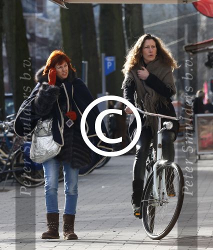 Amsterdam 8 februari 2013
Chazia Mourali met een vriendin op straat.
Peter Smulders bv