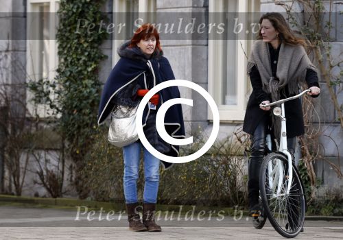 Amsterdam 8 februari 2013
Chazia Mourali met een vriendin op straat.
Peter Smulders bv