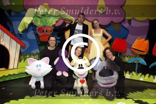 Leiden 10 februari 2013
Premiere Woezel en Pip in de Leidse schouwburg. Dinand Woesthoff met vrouw Lucy en kinderen
Peter Smulders bv