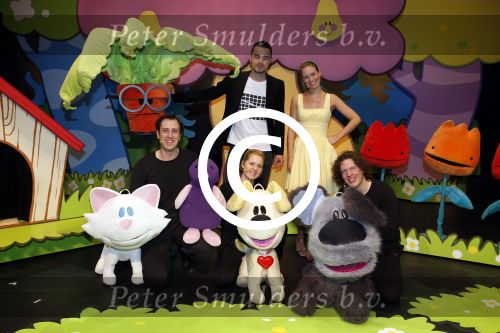 Leiden 10 februari 2013
Premiere Woezel en Pip in de Leidse schouwburg. Dinand Woesthoff met vrouw Lucy en kinderen
Peter Smulders bv