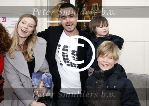 Leiden 10 februari 2013
Premiere Woezel en Pip in de Leidse schouwburg. Dinand Woesthoff met vrouw Lucy en kinderen
Peter Smulders bv