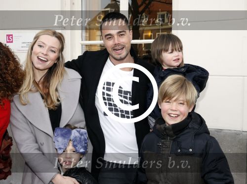Leiden 10 februari 2013
Premiere Woezel en Pip in de Leidse schouwburg. Dinand Woesthoff met vrouw Lucy en kinderen
Peter Smulders bv