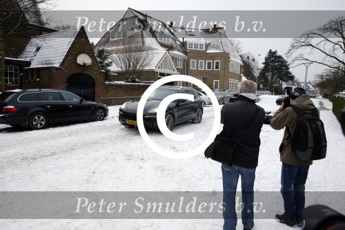 Amsterdam 22 januari 2013
Estelle Cruijff en twee vrienden hebben Badr Hari opgehaald nadat hij vrijgelaten is uit de gevangenis. Bij hun huis stond veel pers te wachten.
Peter Smulders bv