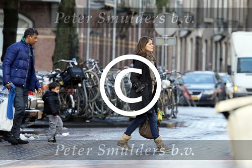 Amsterdam 6 februari 2013
Frank Rijkaard en zijn vrouw Stephanie  hebben hun zoon opgehaald van school
Peter Smulders bv