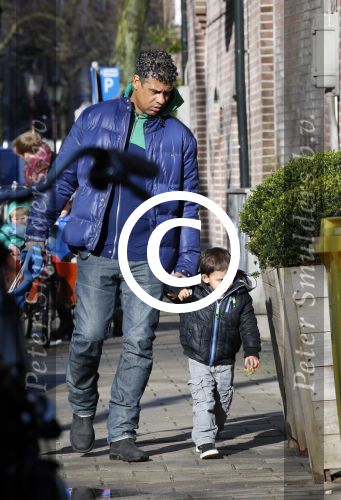 Amsterdam 6 februari 2013
Frank Rijkaard en zijn vrouw hebben hun zoon opgehaald van school
Peter Smulders bv