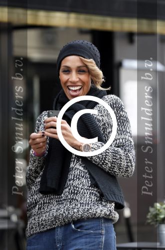 Amsterdam 11 gebruari 2013
Glennis Grace met fans op de pc hooftstraat.
Peter Smulders bv