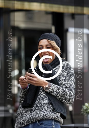 Amsterdam 11 gebruari 2013
Glennis Grace met fans op de pc hooftstraat.
Peter Smulders bv