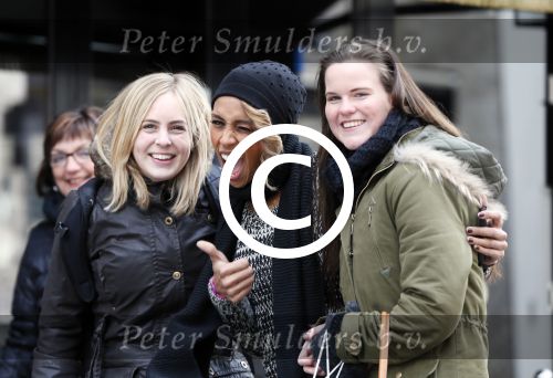 Amsterdam 11 gebruari 2013
Glennis Grace met fans op de pc hooftstraat.
Peter Smulders bv