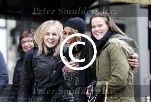 Amsterdam 11 gebruari 2013
Glennis Grace met fans op de pc hooftstraat.
Peter Smulders bv