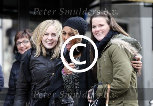 Amsterdam 11 gebruari 2013
Glennis Grace met fans op de pc hooftstraat.
Peter Smulders bv