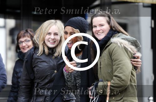 Amsterdam 11 gebruari 2013
Glennis Grace met fans op de pc hooftstraat.
Peter Smulders bv