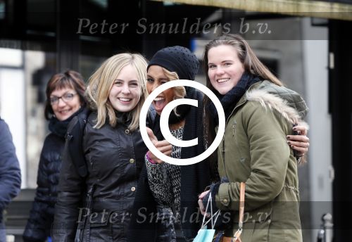 Amsterdam 11 gebruari 2013
Glennis Grace met fans op de pc hooftstraat.
Peter Smulders bv