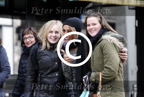 Amsterdam 11 gebruari 2013
Glennis Grace met fans op de pc hooftstraat.
Peter Smulders bv