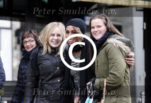 Amsterdam 11 gebruari 2013
Glennis Grace met fans op de pc hooftstraat.
Peter Smulders bv
