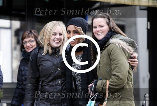 Amsterdam 11 gebruari 2013
Glennis Grace met fans op de pc hooftstraat.
Peter Smulders bv