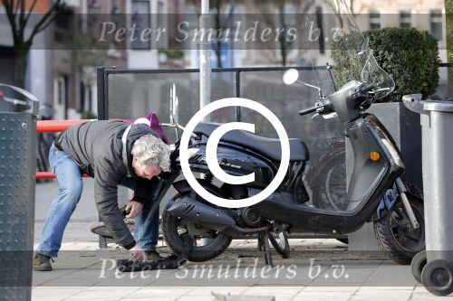 Amsterdam 4 februari 2013
Hajo Bruijns met zijn scooter.
Peter Smulders bv