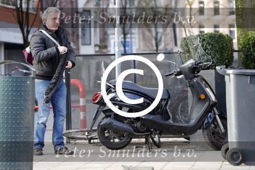 Amsterdam 4 februari 2013
Hajo Bruijns met zijn scooter.
Peter Smulders bv