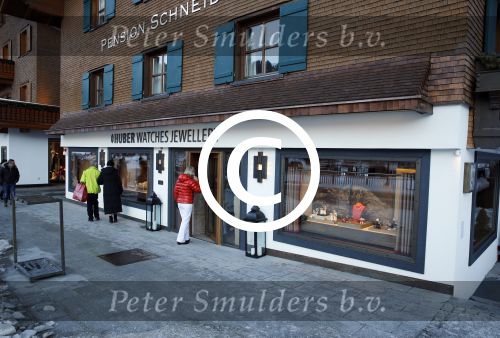 Lech/Zurs 18 en 19 februari 2013
Hotspots en winkels waar koningin Beatrix winkelt boodschappen doet en gaat eten/lunchen.
Peter Smulders bv